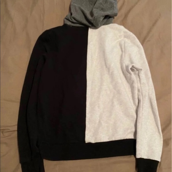 Sold on C⛎rtsy - Picture 2 of 3